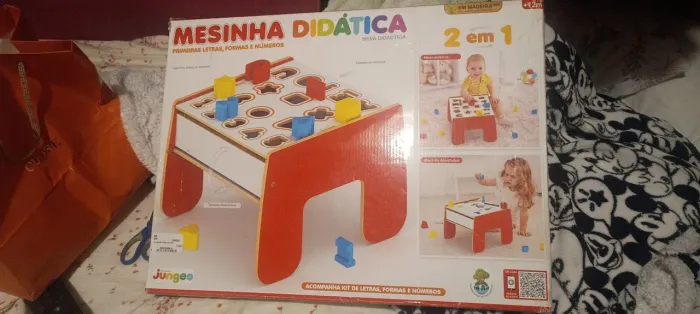 Mesinha de atividades de madeira