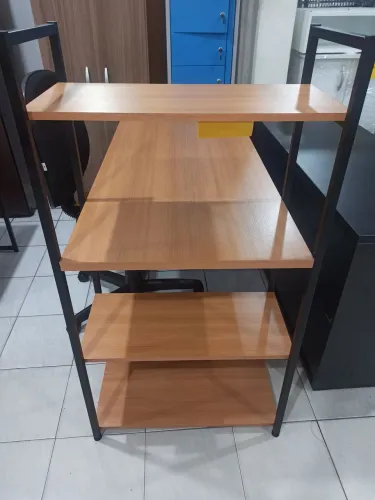 Mesa com prateleiras 