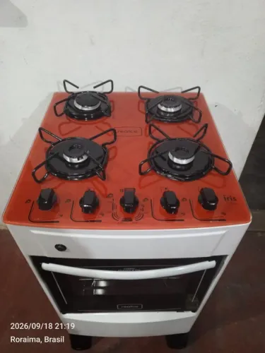 Fogão 4 bocas com seu acendimento automático funcionando perfeitamente