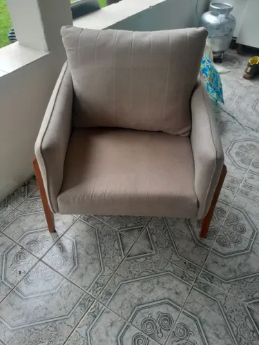Poltrona Linda com detalhe em couro e madeira