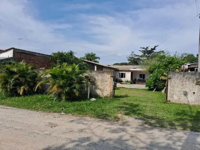 Excelente casa a apenas 5 quadras da praia, ideal para quem busca um lugar tranquilo