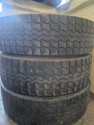 Vendo pneus 295 ótimo estado 3 unidade .