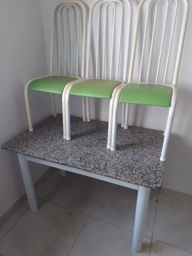 Mesa tampo granito com 3 cadeiras