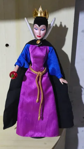 Boneca Rainha Má - Disney Signature Branca Neve