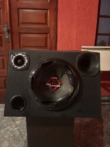 Caixa selada com auto falante bombear