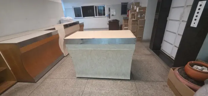BALCÃO DE MADEIRA PARA LOJA