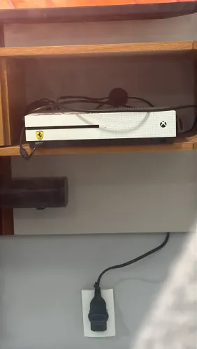Vendo Xbox one s 1 terá com 1 controle ?43 99687?9128?