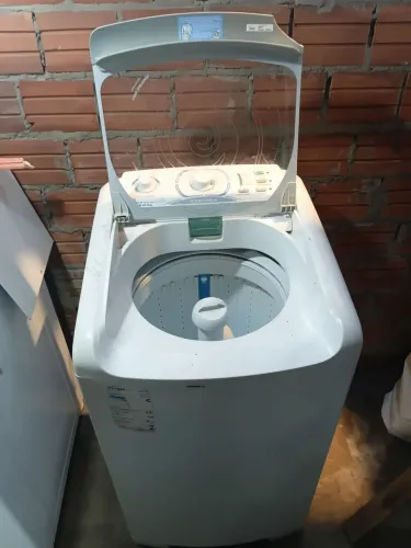 Vendo Maquina Electrolux 8 kg  Só ta com a Ponta da tampa quebrada Mais Não Interfere em N