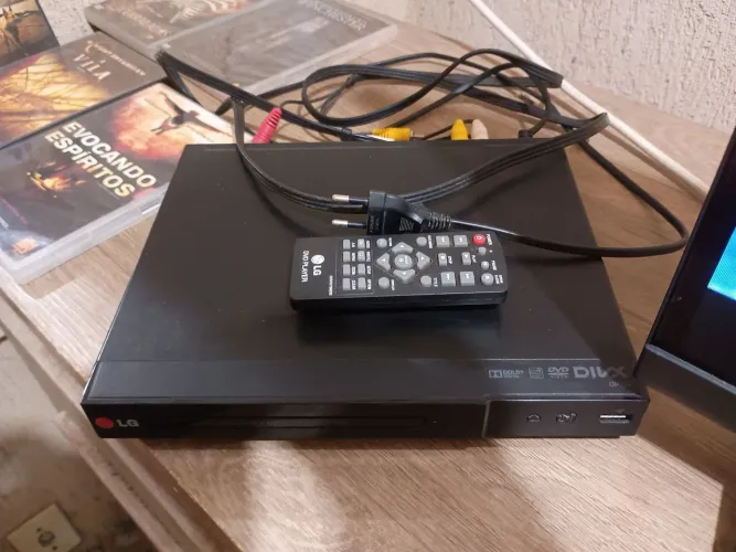 Aparelho dvd LG modelo DP132 + 5 filmes originais.