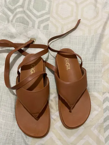 Sandália marrom Gigil