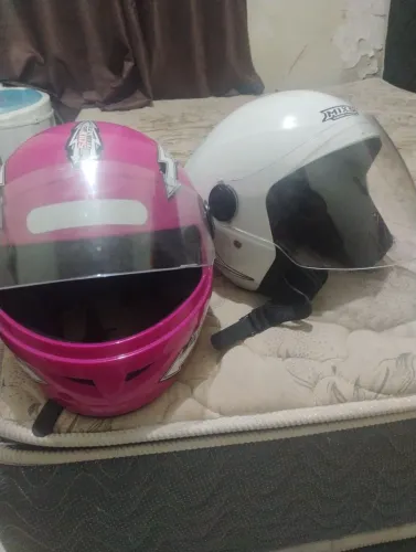 Capacete adulto e um infatil