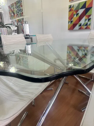 Vendo mesa c/ 6 lugares e aparador 