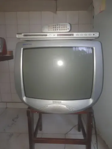 Tv tubo 20 polegadas e aparelho de DVD com controle