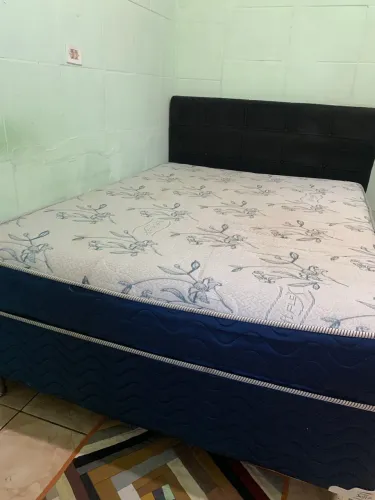 Vendo cama de casal box com molas