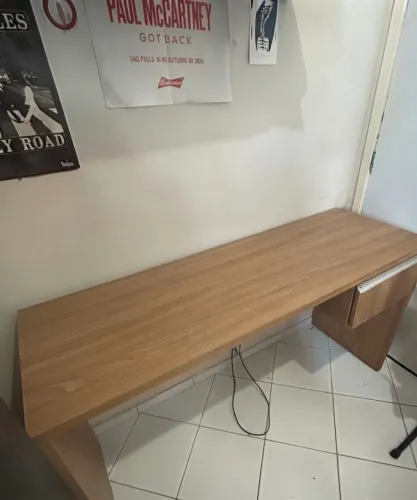 Mesa de madeira boa + estante