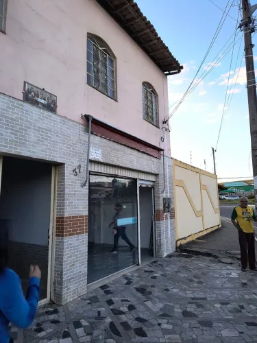 Aluga-se um ponto comercial