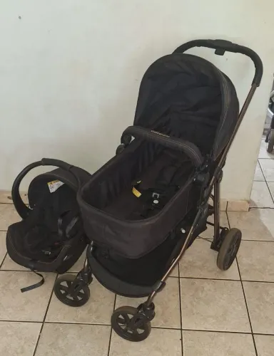 Carrinho de bebê e bebê conforto Gazerano