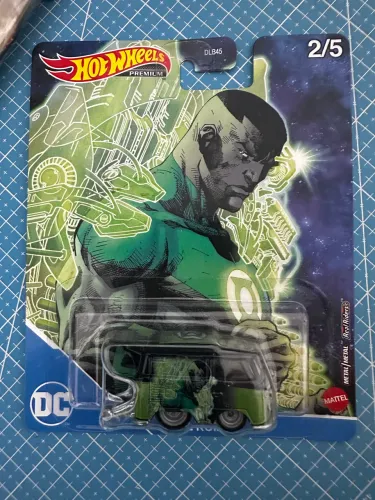 Kool Kombi Hot Wheels com tema do herói Lanterna Verde, com pintura e detalhes exclusivos.