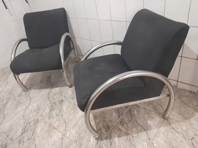 Poltronas com estrutura em inox