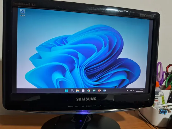 Monitor Samsung Syncmaster B1630n de 15,6 polegadas.