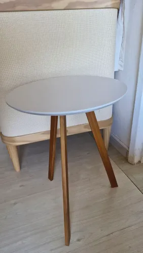 Mesa lateral modelo retrô laca e resina