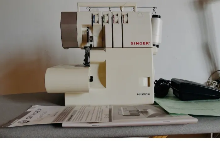 Máquina domestica overloque singer nova