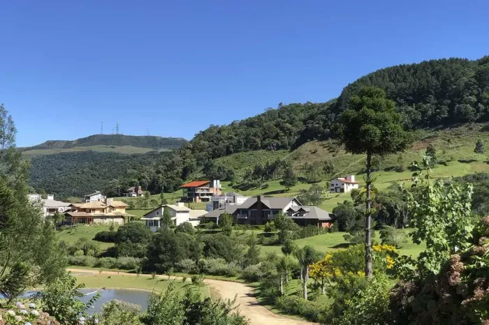 O Condomínio Costa da Serra localiza-se na região da Invernadinha, em Rancho Queimado - SC