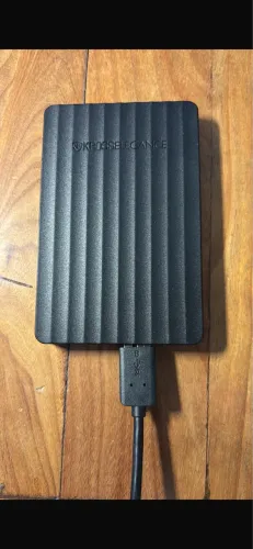 HD Externo Kross Elegance Waves de 1 TB (modelo KE-HD10TW), com acabamento externo preto.