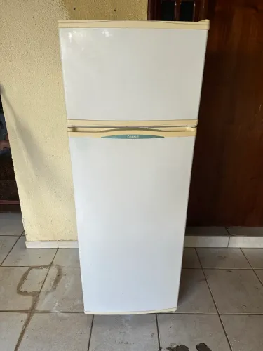 Vendo uma geladeira consul gelo seco bastante conservada (Entrego)