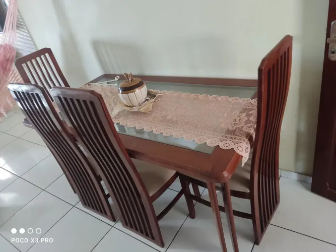 Mesá com Tampo de Vidro e 6 Cadeiras
