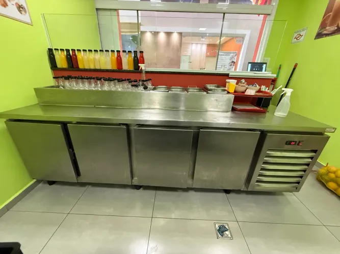 Balcão Refrigerado Inox 4 Portas com Cuba Refrigerada para Sucos, Açaí e Lanches