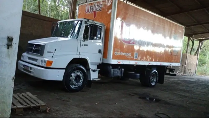 MB 1318 2011 BAU 6 MARCHAS 4x2
