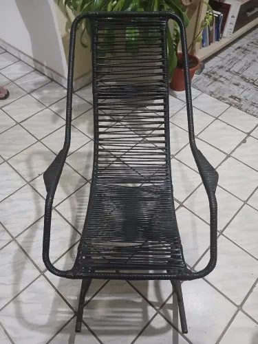 Cadeira de balanço em bom estado.