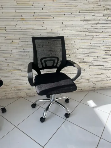 Cadeira de Escritório Giratória Semi Nova à Pronta Entrega