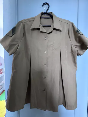 Camisa bege meia-manga de gestante militar