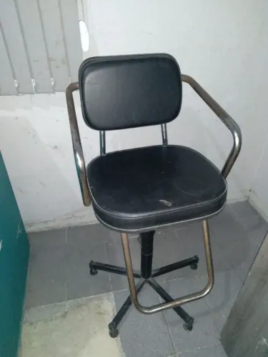 Cadeira infantil pra salão com apoio para braços e pés.