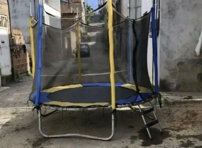 Cama elástica grande com 3 metros de cumprimento, suporta mais de 300 kilos, ótimo estado