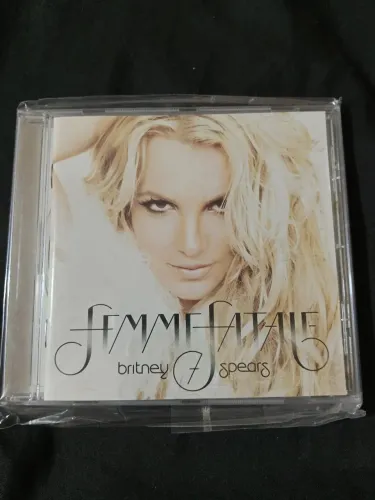Britney Spears Femme Fatale europeu.