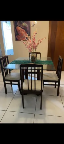 Linda mesa de madeira com cadeiras e tampo de vidro