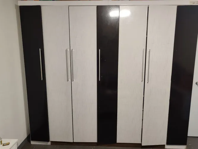 GUARDA ROUPA DE CASAL 7 PORTAS PRETO E BRANCO