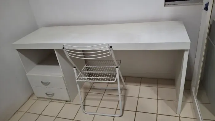 Mesa escrivaninha com gaveta + Cadeira