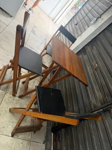 Mesa de madeira alta com três cadeiras!