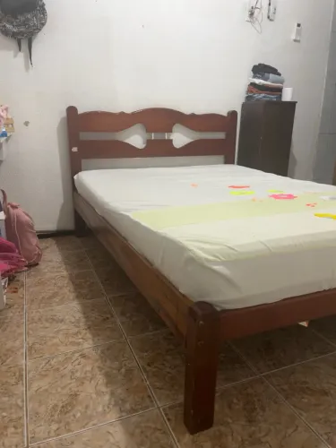 Cama de casal padrão de madeira reforçada - R$500