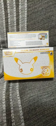 Pokémon - Treinador Avançado (Elite Trainer Box) ? Celebração de 30 Anos