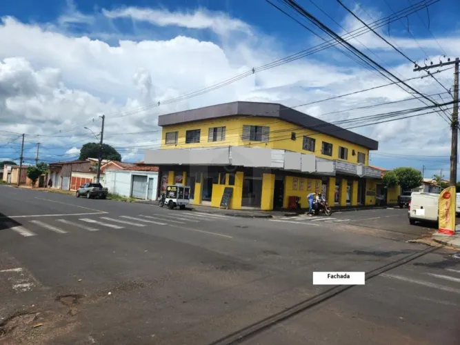 Prédio à venda no Bairro Jardim Brasilia composto por 01 Comodo de Comercio, 01 casa e 04 