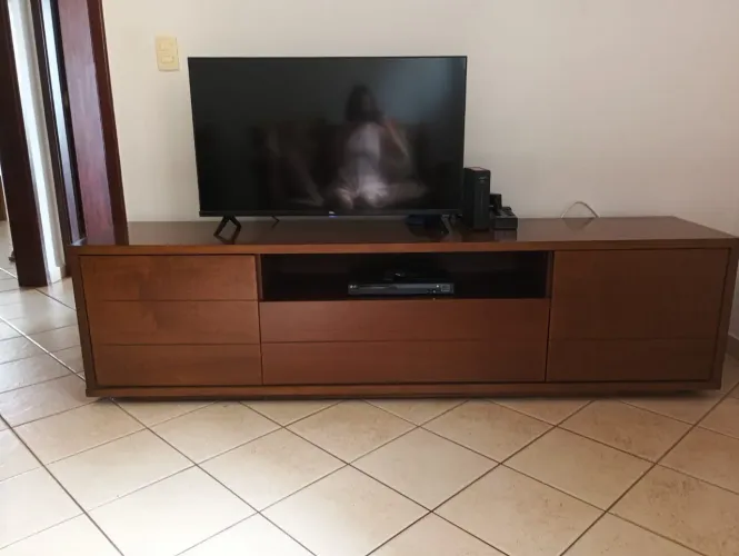 Vendo rack de madeira com duas repartição lateral e uma gaveta no meio