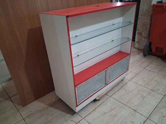 Balcão expositor em fórmica 