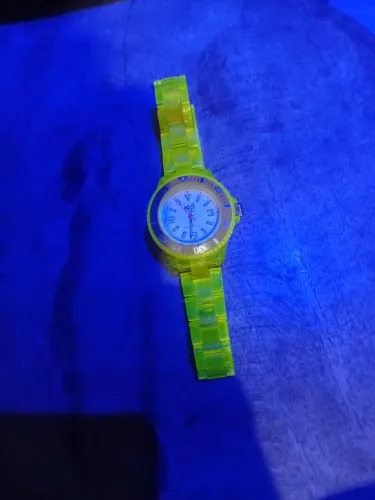 Relógio amarelo neon