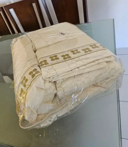 KIT Cobre Leito Bordado Novo R$ 320,00