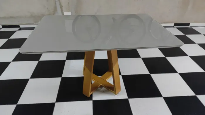 Mesa com tampo de vidro com. duas cadeiras.  Medida 1,30 por 0,90 